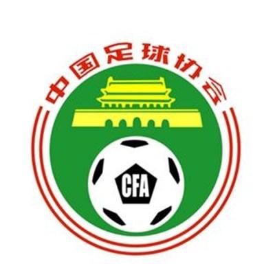 而现实中的施南，气质冷艳，周身散发着强大的气场